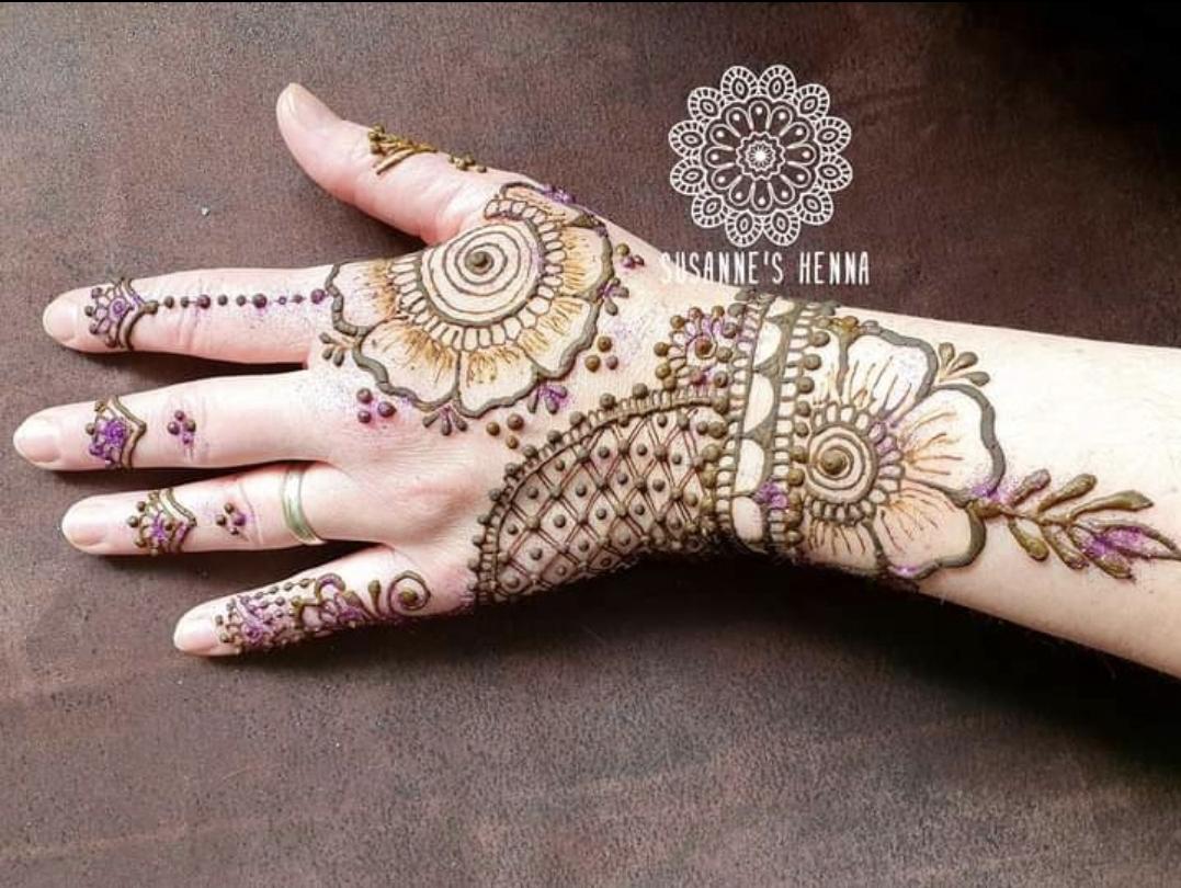 Henna-Design mit farbigen Akzenten