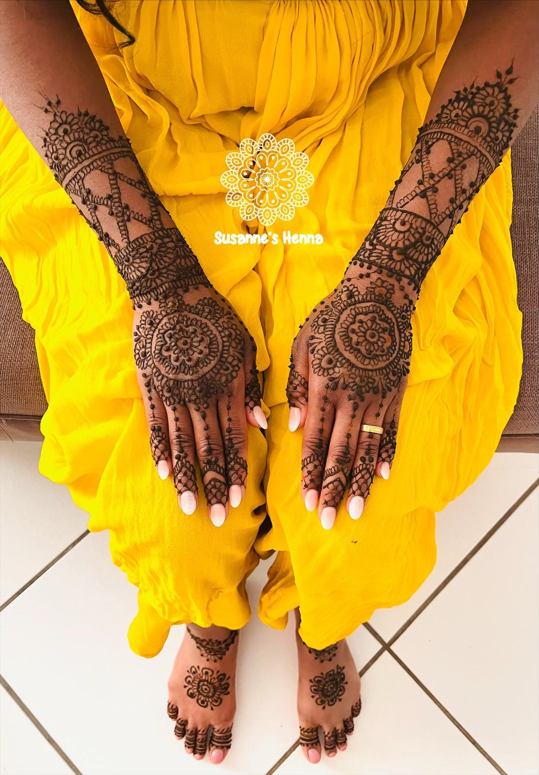 Aufwändiges Braut-Henna an Händen und Füssen