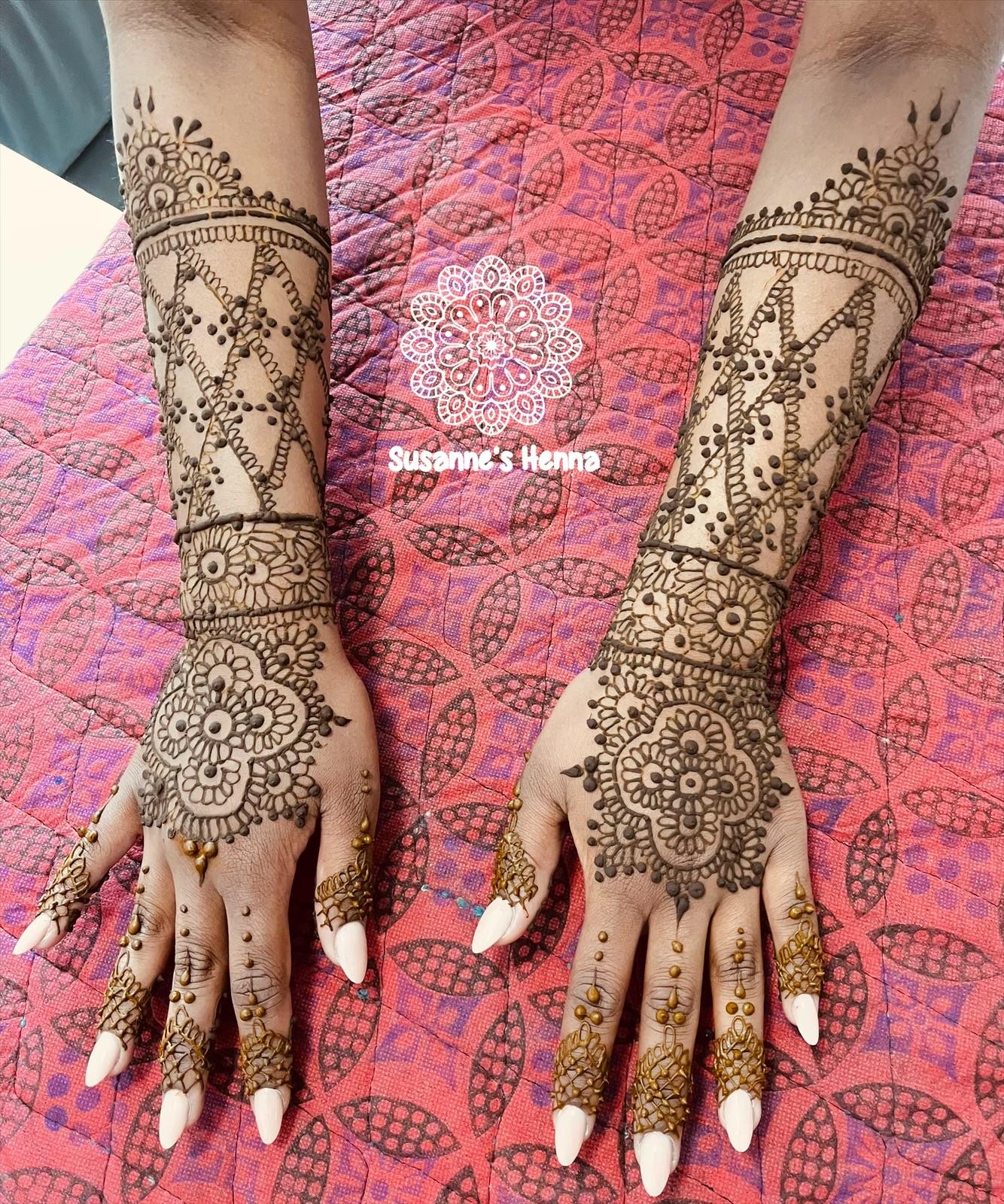 Detailreiches Henna auf beiden Armen bis zu den Fingerspitzen